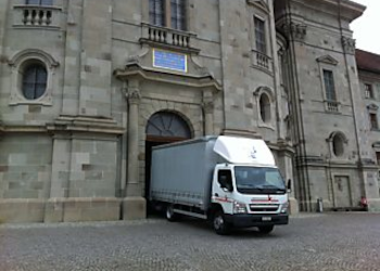 Zügelwagen vor dem Kloster